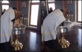 Fetiță botezată de un preot din Rusia