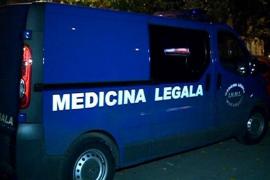 Un bărbat și-a încheiat socotelile cu viața chiar în fața blocului, la Cugir. Un vecin l-a văzut în copac