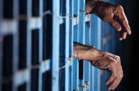 Bătrânel de 80 de ani din Botoșani se pierde cu firea, lovește un bărbat, primește 4 ani de pușcărie