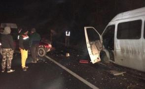 Microbuz şcolar spulberat de o maşină pe DN76, în Bihor. Şoferul autoturismului a murit