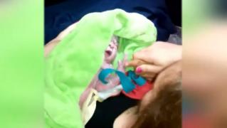 O tânără a născut un băieţel în avion, la 12.600 de metri altitudine. Fata a intrat în travaliu la trei ore după decolare (Video)