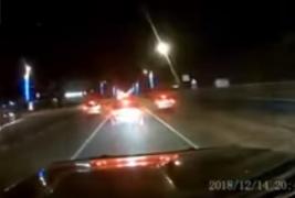 Șofer orbit din spate cu fază lungă evită cu mult noroc o tragedie, la Cluj (Video)