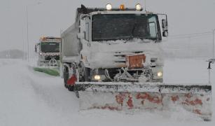 Ambulanţă blocată în nămeţi la Teleorman. Intervenţia utilajelor de deszăpezire pentru a salva un pacient