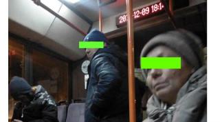Bătrână umilită de un controlor în autobuz, la Brașov. Femeia scapă banii, cu mâna tremurândă: "Vezi că faci mizerie"