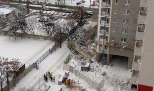 Schela unui bloc în construcție s-a prăbușit pe o stradă din București