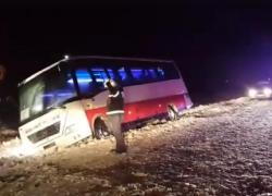 Un autocar cu 29 de pasageri s-a răsturnat în Olt. Șoferul circula cu viteză pe un drum înzăpezit (Video)