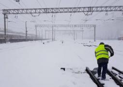 Trafic feroviar paralizat în mai multe judeţe, din cauza zăpezii. Sute de călători blocaţi în trenuri