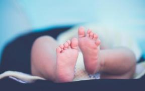 Bebeluş scăpat în apă fierbinte