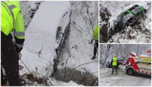 Un BMW s-a prăbușit într-o răpă de 15 metri, în Caraș-Severin. Șoferul a pierdut controlul într-o curbă (Video)