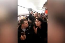 Zeci de români daţi jos din avion, pe aeroportul din Bologna. Oamenii sunt blocaţi în Italia de mai bine de 17 ore (Video)