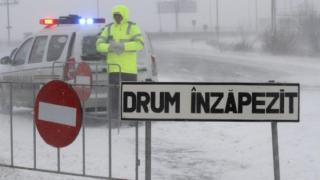 Un şofer din Dolj a spart filtrul Poliţiei ca să urce la Rânca, deşi drumul este înzăpezit