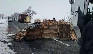 Accident grav în Gorj între un camion cu murături şi o dubă plină cu ciuperci