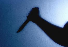 Tânără din Iaşi în stare gravă, după ce a fost înjunghiată de soţul cu care a băut cot la cot