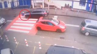 Copila a fost spulberată de o maşină chiar pe trecerea de pietoni