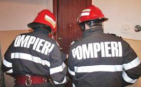 Preot din Iaşi prins cu amanta în casă de preoteasă. Femeia cheamă pompierii să spargă uşa