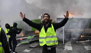 Vestele Galbene au incendiat mai multe staţii de taxare pe autostrăzile din Franţa