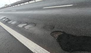 Gropile de pe autostrada A1 au reapărut la nici 24 de ore de la plombare