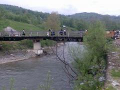 Bebeluș găsit mort, aruncat în apele înghețate ale unui râu în Maramureș. Polițiștii îi caută mama