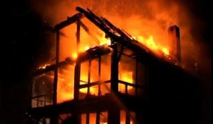 O cabană de lemn din Bran s-a transformat în scrum după un incendiu puternic