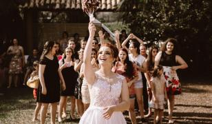 Zodii de femei care prind buchetul miresei