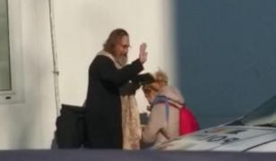 Femeie spovedită de un preot în spatele unei benzinării din București