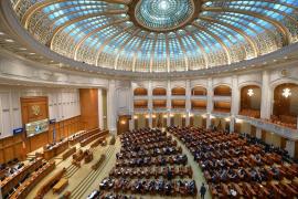 Pentru ca moţiunea să treacă, opoziţia are nevoie de un total de 233 voturi