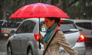 Femeie în ploaie în perioadă de iarnă