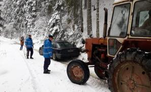 Tineri păcăliţi de GPS, la întoarcerea acasă. Au rămas împotmoliţi cu maşina în Pasul Rotunda din Bistriţa (Video)