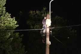 Bărbatul din Gorj care ameninţa că se aruncă de pe stâlp a alunecat şi a căzut