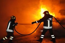 Maşina unei familii de români stropită cu benzină şi incendiată, la Cosenza