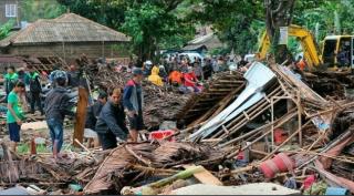 Tsunami în Indonezia,provocat de erupţia unui vulcan