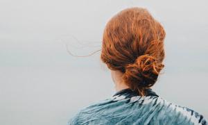 O femeie, moaşă la un spital ar putea fi concediată pentru că şi-a vopsit părul roşcat