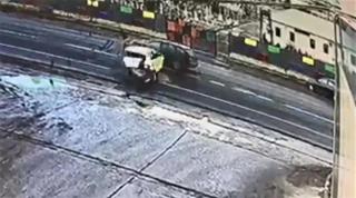 Trei pasageri dintr-un taxi au fost răniţi