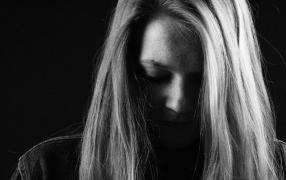 Tânără româncă păcălită pe Facebook, drogată, vândută cu 3.000 de euro şi dusă în Italia