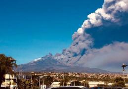 Vulcanul Etna a erupt, norii groşi de cenuşă