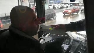Şofer de autobuz din Brăila filmat beat mort la volan, cu călători în maşină. Un bărbat l-a forţat să oprească (Video)