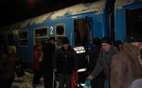Tren plin cu călători, blocat 3 ore în câmp, între Strehaia şi Ciochiuța, după ce un mărfar a deraiat în faţa lui