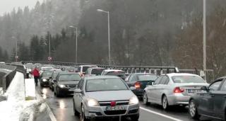 Haos pe DN 1,  în zona staţiunilor de pe Valea Prahovei. Traficul este paralizat pe ambele sensuri