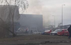 Incendiu la un mall din Ploieşti. Peste 1.000 de persoane au fost evacuate de urgenţă