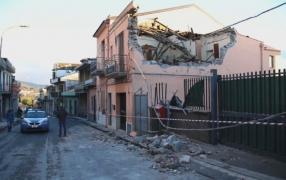 Clădiri avariate după cutremurul din Sicilia, în urma erupţiei vulcanului Etna