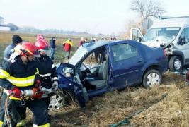 Accident cumplit în Lovrin, judeţul Timiş, unde o maşină s-a izbit de un microbuz