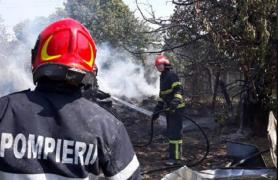 Incendiu la o casă din Vrancea, bărbat dus la spital după ce a încercat să stingă focul