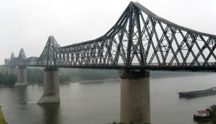 Un tânăr de 23 de ani a sărit în Dunăre, de pe podul de la Cernavodă. ISU Dobrogea a intervenit cu scafandrii