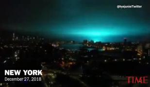 O lumină albastră pe cer i-a băgat în sperieţi pe newyorkezi. Au anunţat venirea extratereştilor sau a unor supereroi (Video)