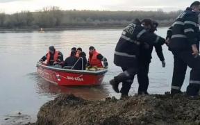 Cine este tânărul care s-a aruncat în Dunăre, de pe podul de la Cernavodă. Băiatul a sărit în apa îngheţată chiar sub privirile familiei