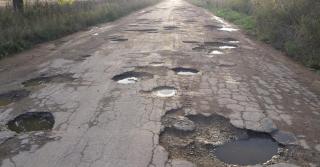 Bărbat găsit mort într-o groapă plină cu apă, pe o şosea din Vaslui. Localnicii dau vina pe autorităţi că nu asfaltează