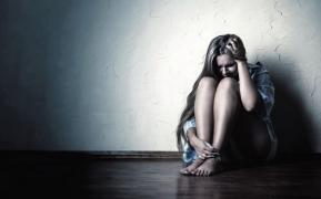 Femeie din Argeş bătută zile în şir de iubitul întâlnit pe Facebook. Într-un final, şi-a făcut curaj să meargă la Poliţie