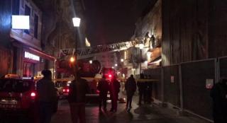 Intrarea în imobil a fost însă blocată, aşa că localnicii au fost evacuaţi de către pompieri cu auroscara