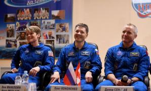 Anne McClain (stanga), Oleg Kononenko (centru), David Saint-Jacques (dreapta), ajunsi pe orbita