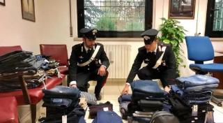 Român prins la Treviso cu toți blugii dintr-un magazin asupra lui, 136 de perechi